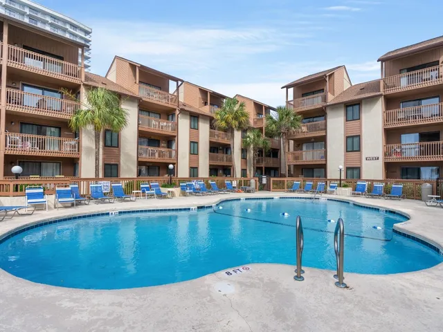 The courtyard pool at Anchorage, a Coastal-maintained Myrtle Beach community